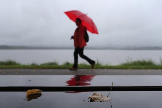 Warm anziehen: Nässe und Kälte sind Vorboten typischer Herbst- und Winterkrankheiten.