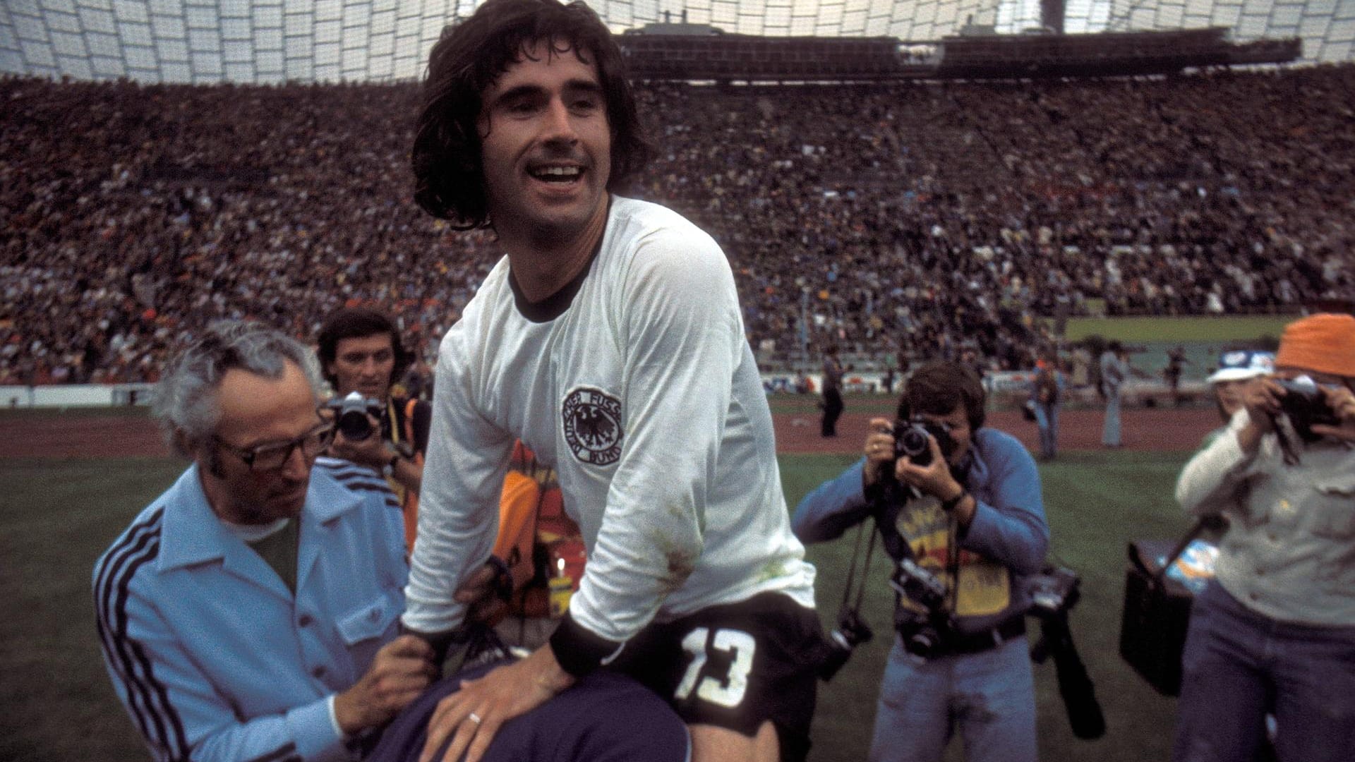 Gerd Müller war der größte Torjäger, den der deutsche Fußball je gesehen hat – und zudem einer der emsigsten Titelsammler. Als "Bomber der Nation" wurde er mehrfacher Deutscher Meister, Europapokalsieger sowie Welt- und Europameister. Am 3. November 2020 feierte er seinen 75. Geburtstag, am Vormittag des 15.8. 2021 verstarb er. t-online widmet sich seiner bewegten Karriere.