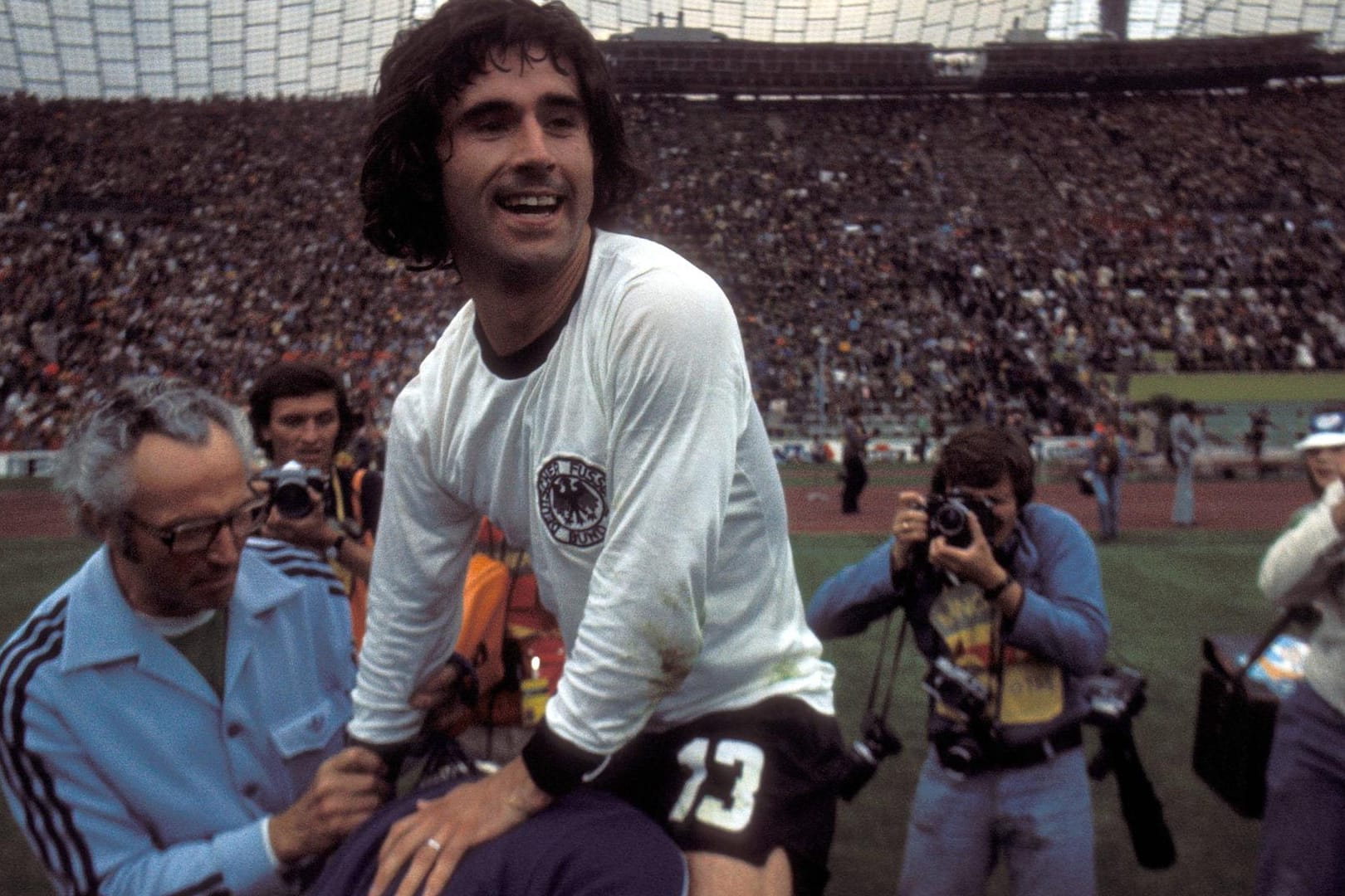 Gerd Müller war der größte Torjäger, den der deutsche Fußball je gesehen hat – und zudem einer der emsigsten Titelsammler. Als "Bomber der Nation" wurde er mehrfacher Deutscher Meister, Europapokalsieger sowie Welt- und Europameister. Am 3. November 2020 feierte er seinen 75. Geburtstag, am Vormittag des 15.8. 2021 verstarb er. t-online widmet sich seiner bewegten Karriere.