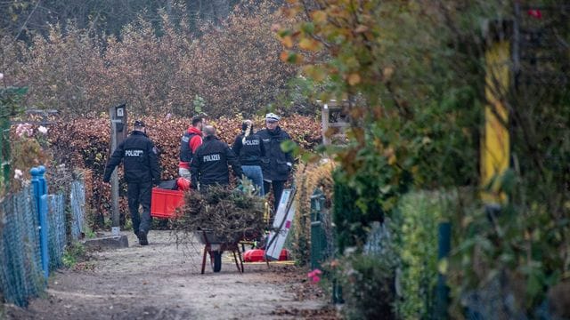 Polizisten tragen eine Kiste aus einer Parzelle einer Kleingartenanlage (Archivbild): In der Kleingartenanlage soll sich der Angeklagte häufig aufgehalten haben.