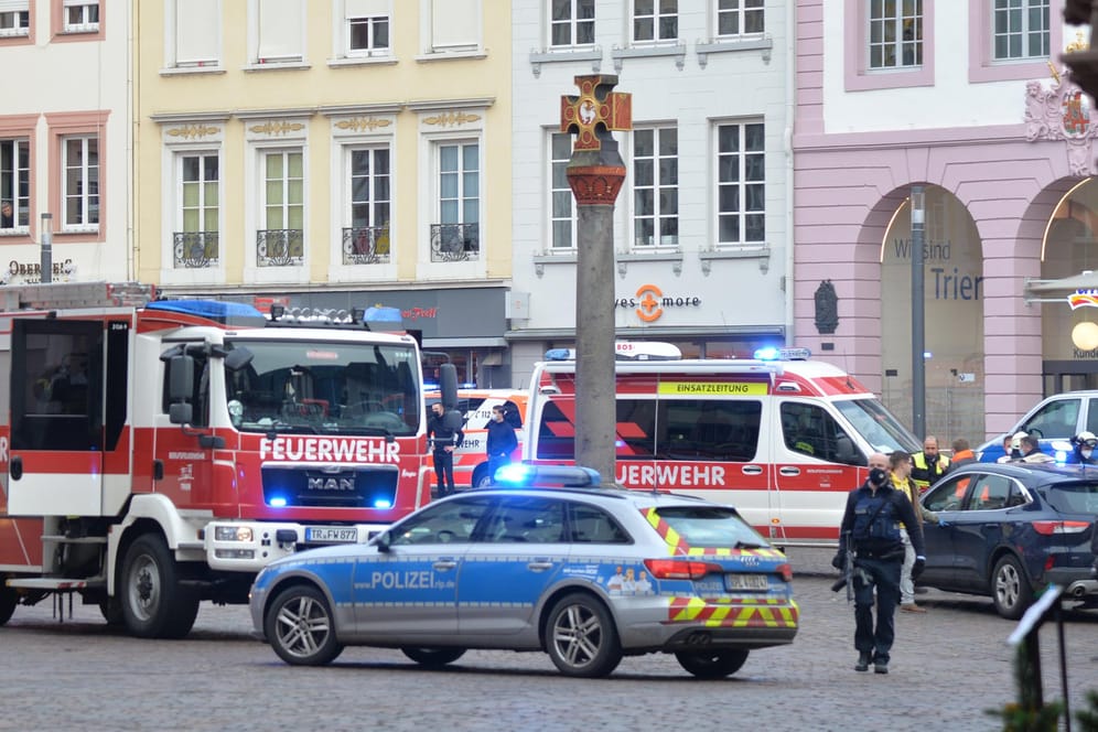 Großeinsatz von Polizei und Rettungskräften in Trier: Eine Person wurde nach dem tödlichen Vorfall festgenommen.