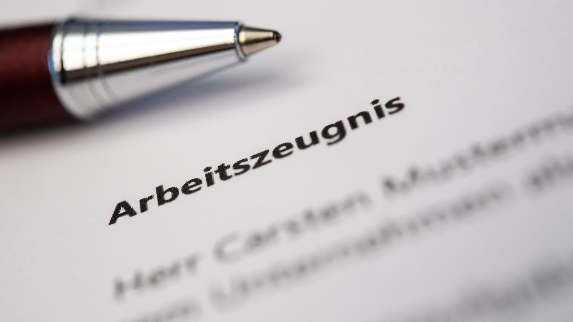 Arbeitszeugnis: Automatisch bekommen Arbeitnehmer das Dokument nicht.