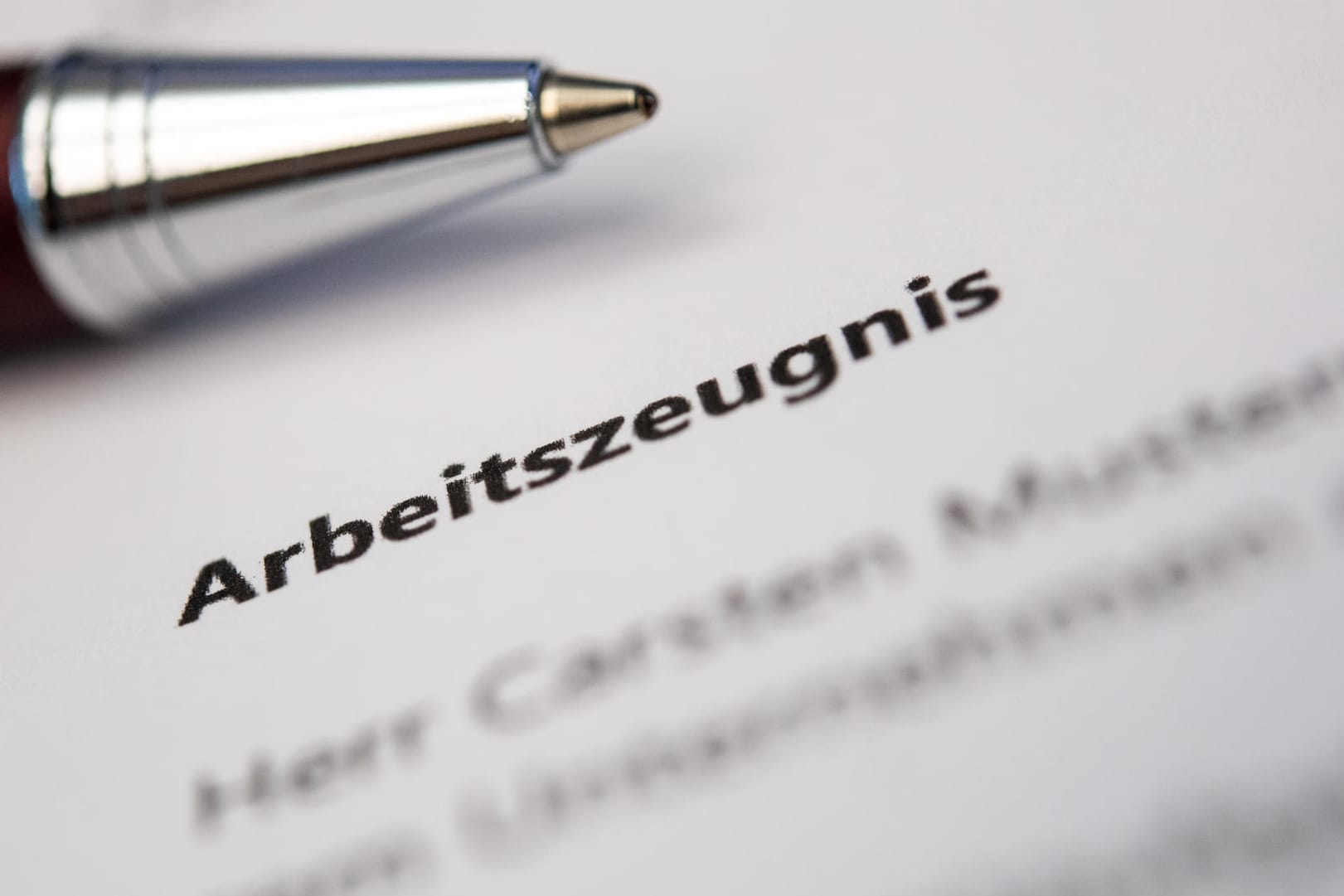 Arbeitszeugnis: Automatisch bekommen Arbeitnehmer das Dokument nicht.