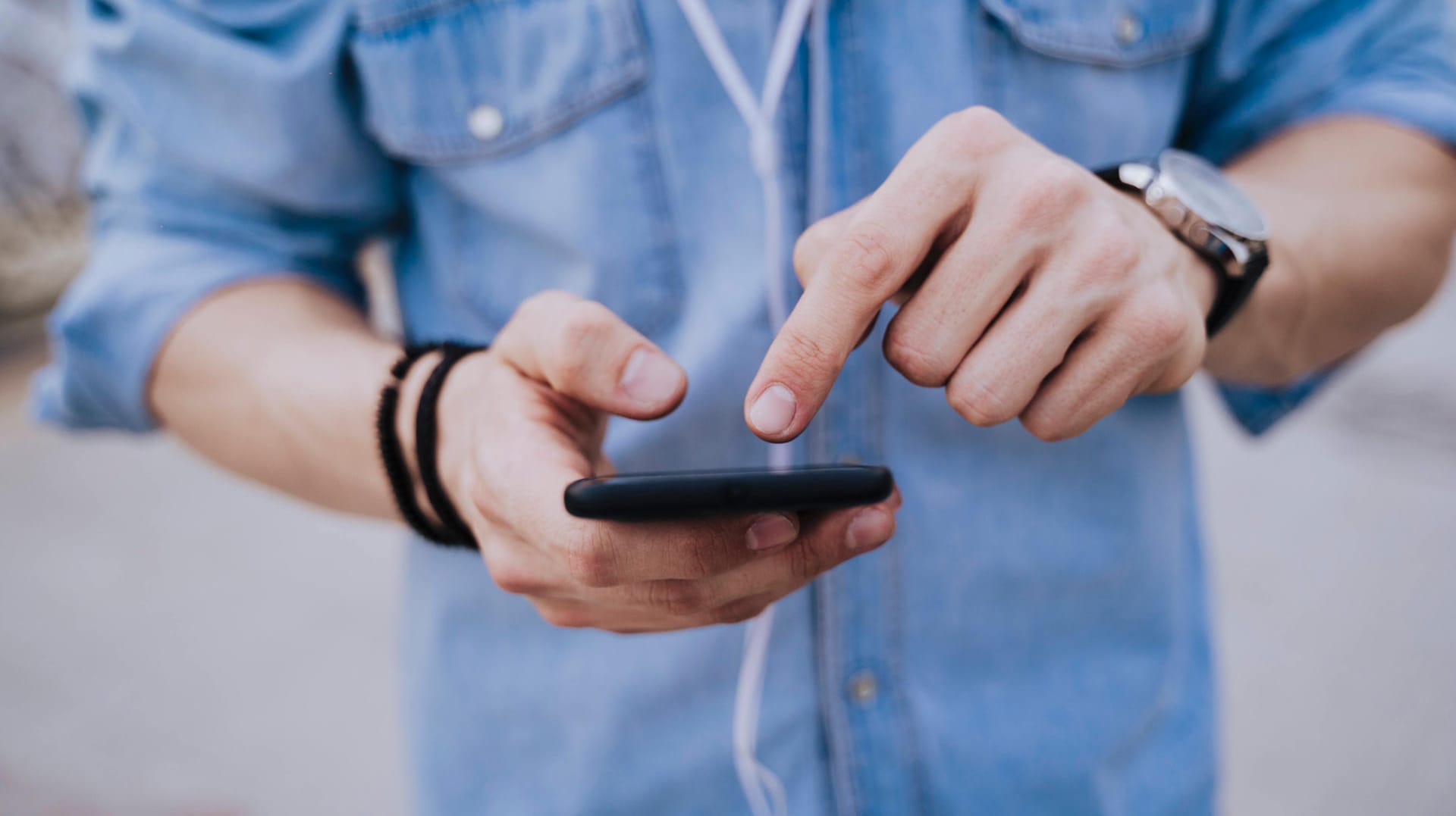 Ein Nutzer mit Smartphone (Symbolbild): Im Entwicklermodus können Sie verschiedene Tricks ausprobieren.