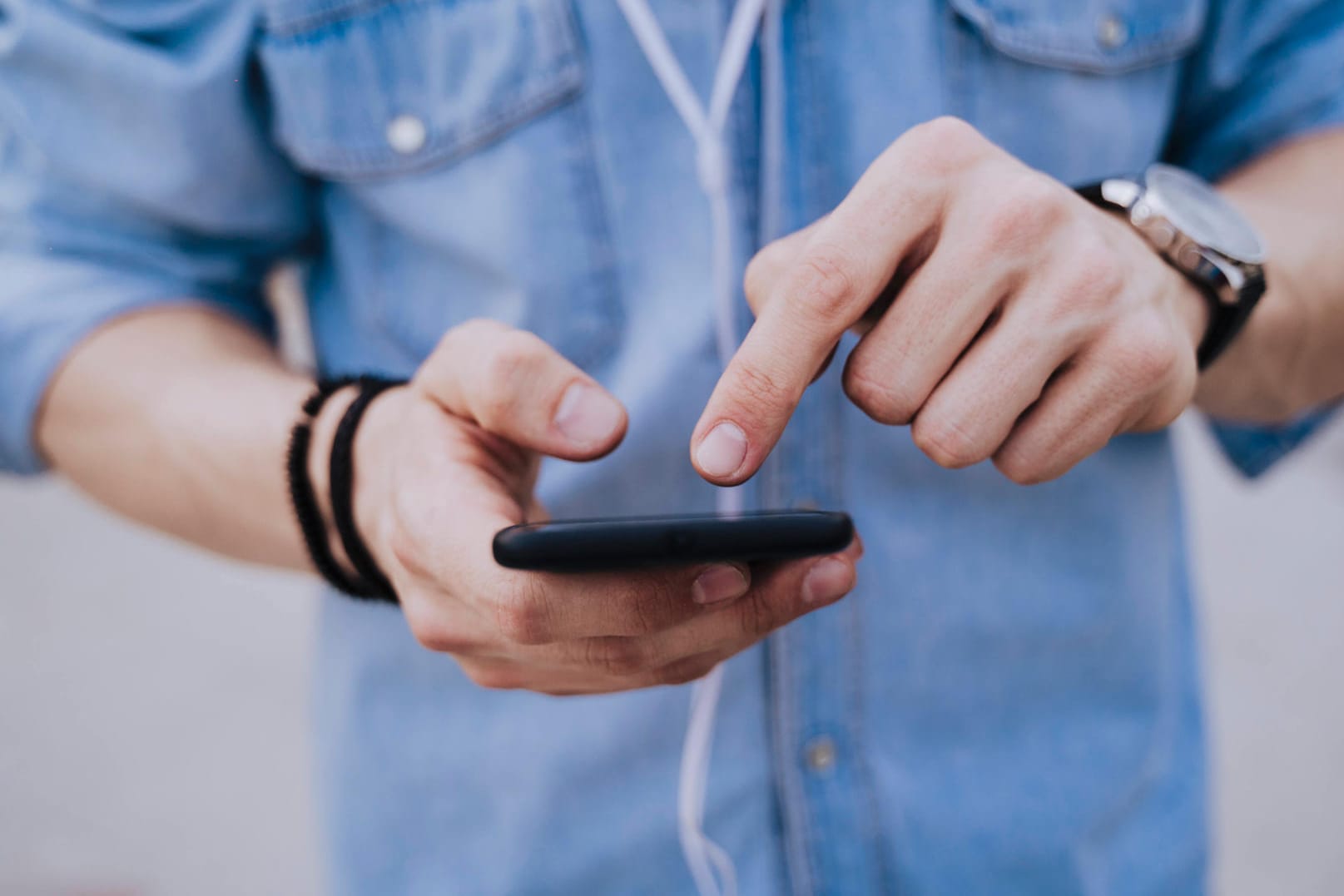 Ein Nutzer mit Smartphone (Symbolbild): Im Entwicklermodus können Sie verschiedene Tricks ausprobieren.