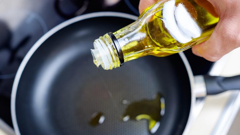 Speiseöl: Beim Kochen lässt sich mit der richtigen Technik jede Menge Fett sparen.