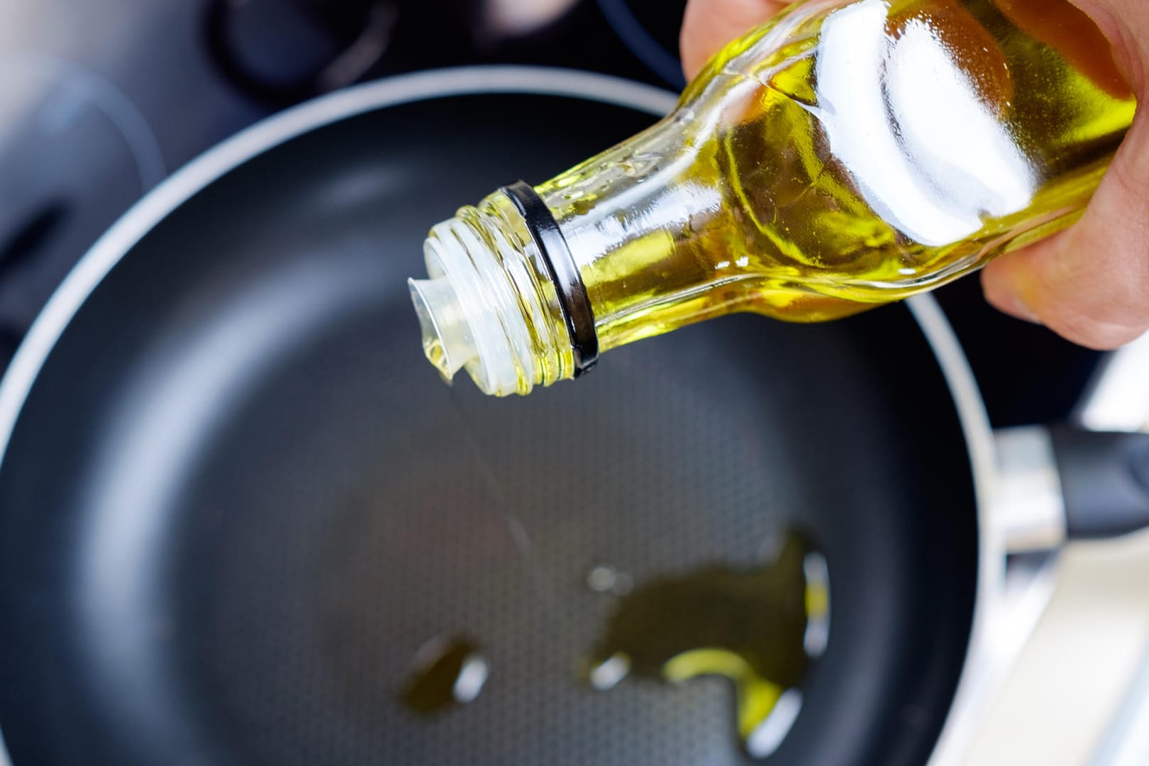 Speiseöl: Beim Kochen lässt sich mit der richtigen Technik jede Menge Fett sparen.