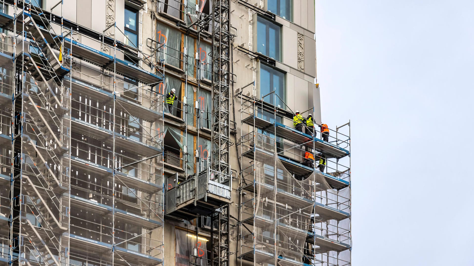 Großbaustelle: Mit Crowdinvesting können Anleger mit kleinen Beträgen in Großprojekte wie Immobilien investieren.