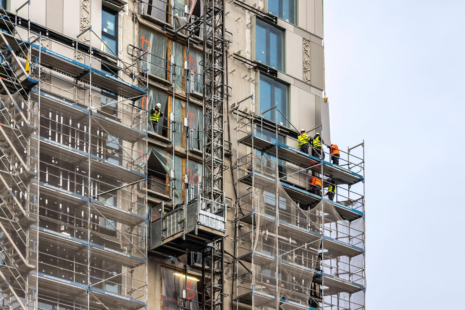 Großbaustelle: Mit Crowdinvesting können Anleger mit kleinen Beträgen in Großprojekte wie Immobilien investieren.