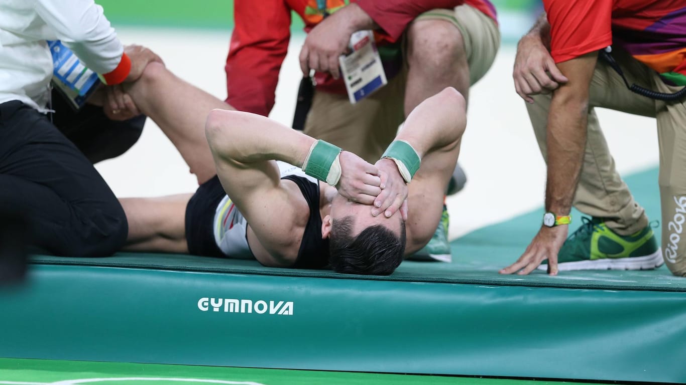 Andreas Toba: Der Moment bei den Olympischen Spielen als der Turner nach der Eröffnungsbahn zusammensackte, sich die Hände vor Schmerzen vors Gesicht hält.
