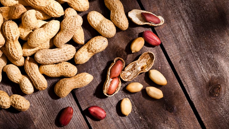 Erdnüsse: Von allen Nüssen liefern sie am meisten Vitamin B3.