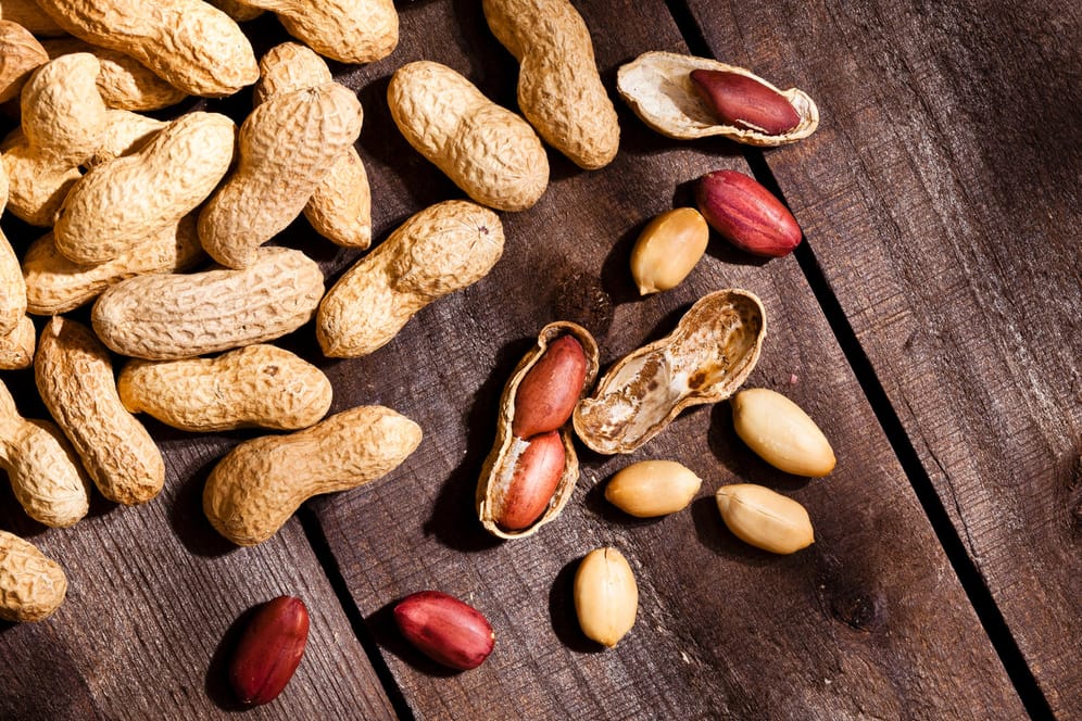 Erdnüsse: Von allen Nüssen liefern sie am meisten Vitamin B3.
