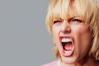 Wütende junge Frau: Wie Menschen auf Stress reagieren, ist auch eine Frage der Persönlichkeit.