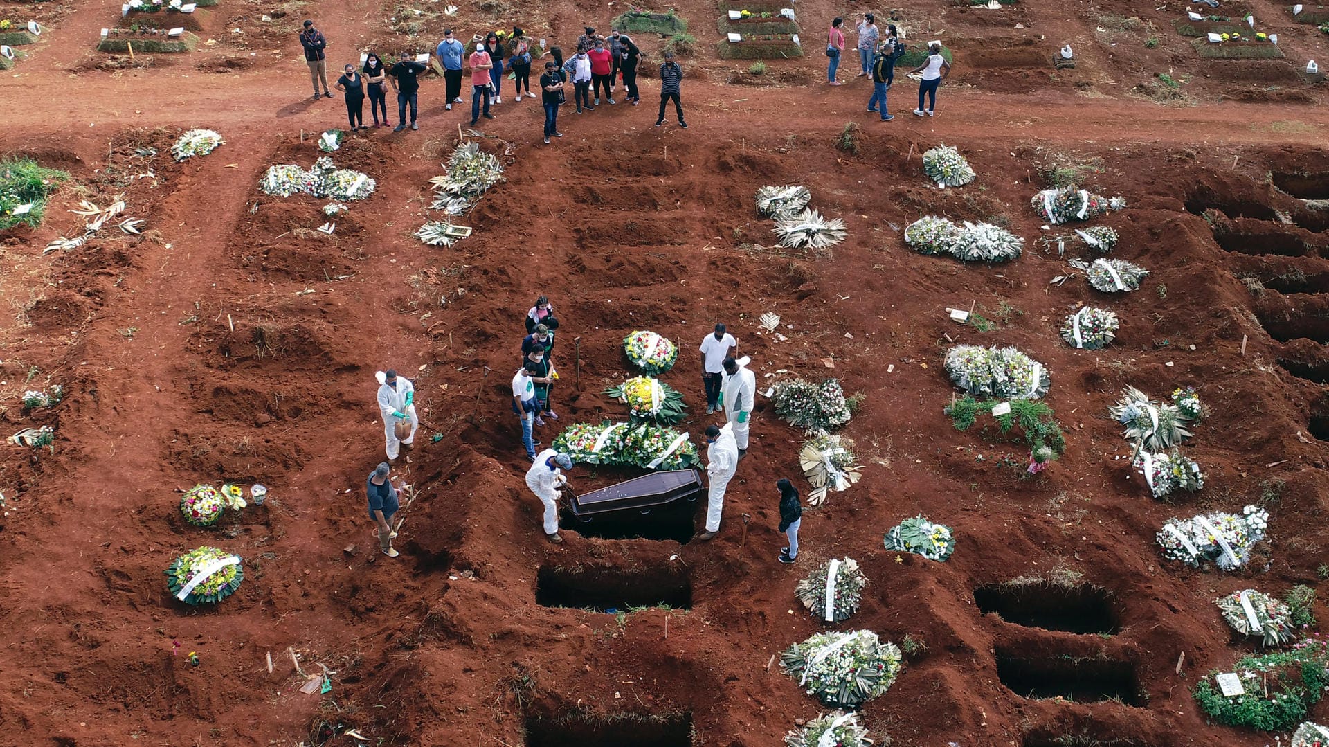 Ein Friedhof in São Paulo: Um zusätzlich Platz für die neuen Corona-Toten zu schaffen, wurden auch alte Gräber früher als üblich geleert.