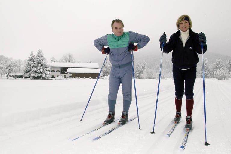 Fritz Wepper mit Ehefrau Angela 2003 im Skiurlaub in Finsterwald bei München: Das Paar ließ sich beim Sporteln ablichten.