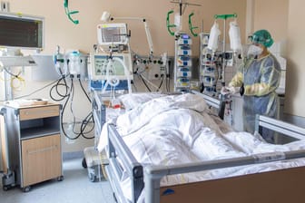 Eine Pflegerin versorgt eine Corona-Patientin im Duisburger Johanniter Krankenhaus. In Deutschland steigt die Sieben-Tage-Inzidenz.