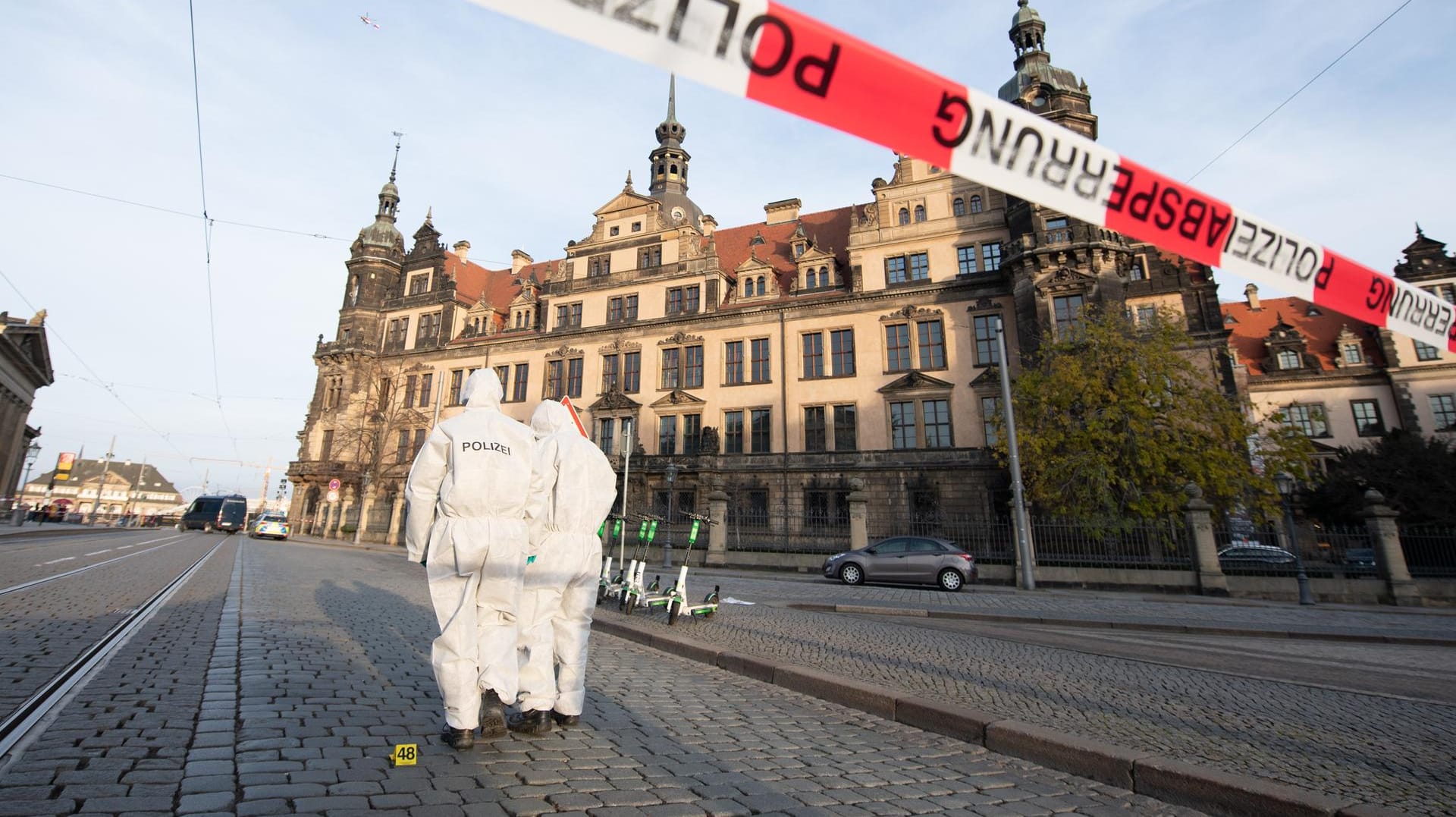 Zwei Mitglieder der Spurensicherung nach dem Einbruch in das Grüne Gewölbe in Dresden: Bei dem Raub wurden Juwelen erbeutet, deren Wert sich nicht in Geldbeträgen beziffern lässt (Archivfoto).