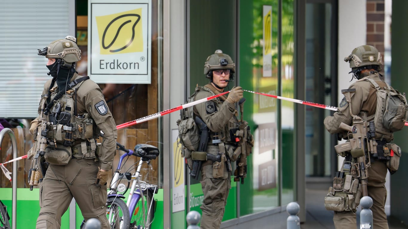 Polizisten eines SEK stehen vor einem Gebäude im Brauereiviertel der Stadt. Nach den Schüssen in Dänischenhagen (Kreis Rendsburg-Eckernförde) wurde auch hier eine Person getötet.