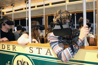 Passagiere im originalgetreuen Nachbau einer historischen Straßenbahn (Aufnahme vor Corona-Pandemie): Mit der VR-Brille geht es auf die Tour.