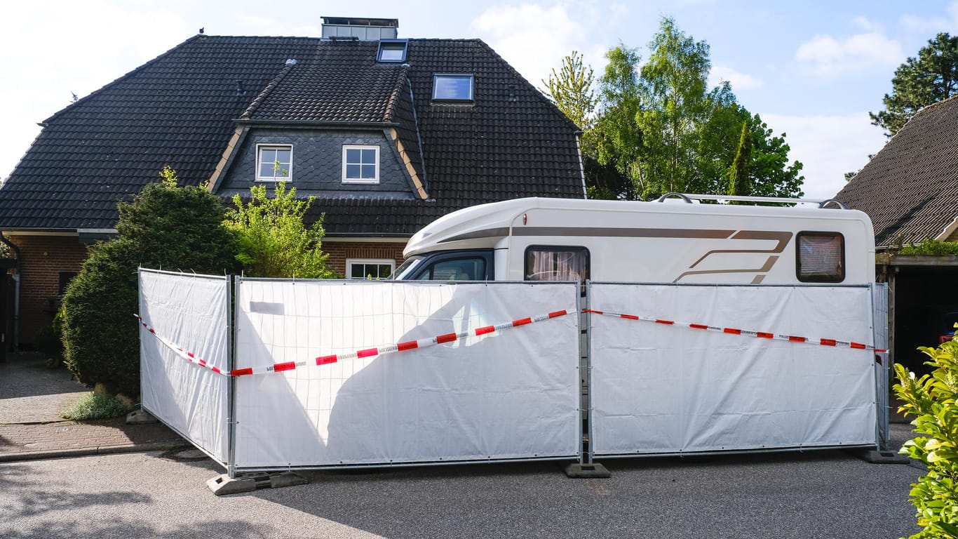 Ein Absperrhaus um ein Haus in Dänischenhagen: In diesem Haus wurden die Frau des Zahnarzts und ihr neuer Freund tot aufgefunden.