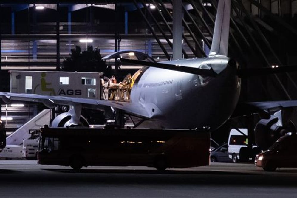 Der zweite Flieger mit verletzten Soldaten ist in der Nacht am Stuttgarter Flughafen angekommen.