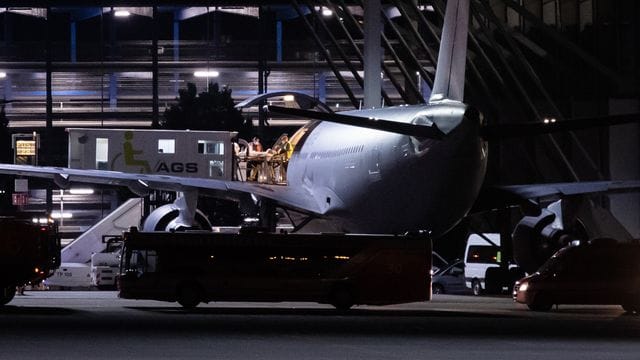 Der zweite Flieger mit verletzten Soldaten ist in der Nacht am Stuttgarter Flughafen angekommen. Der zweite Flieger mit verletzten Soldaten ist in der Nacht am Stuttgarter Flughafen angekommen.