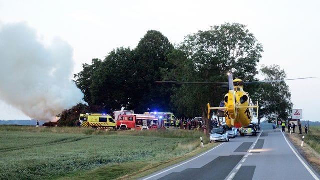 Das Feuer brennt noch, als einer von vier Rettungshubschraubern Verletzte ins Krankenhaus fliegt.