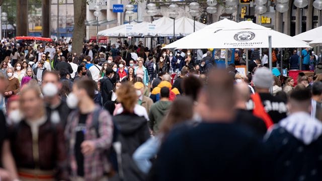 Zahlreiche Menschen spazieren durch die Münchner Fußgängerzone in der Innenstadt. Zahlreiche Menschen spazieren durch die Münchner Fußgängerzone in der Innenstadt.