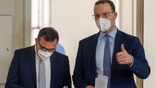 Klaus Holetschek (l, CSU), Staatsminister für Gesundheit und Pflege, und Bundesgesundheitsminister Jens Spahn (r, CDU), stehen vor Beginn einer Pressekonferenz zusammen. Klaus Holetschek (l, CSU), Staatsminister für Gesundheit und Pflege, und Bundesgesundheitsminister Jens Spahn (r, CDU), stehen vor Beginn einer Pressekonferenz zusammen.