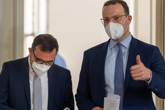 Klaus Holetschek (l, CSU), Staatsminister für Gesundheit und Pflege, und Bundesgesundheitsminister Jens Spahn (r, CDU), stehen vor Beginn einer Pressekonferenz zusammen.