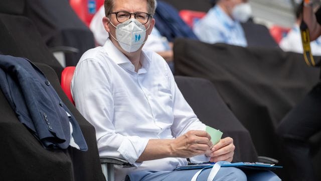 Markus Blume, CSU-Generalsekretär, verfolgt die Bundestagslistenaufstellung von der Tribüne im Frankenstadion in Nürnberg. Markus Blume, CSU-Generalsekretär, verfolgt die Bundestagslistenaufstellung von der Tribüne im Frankenstadion in Nürnberg.