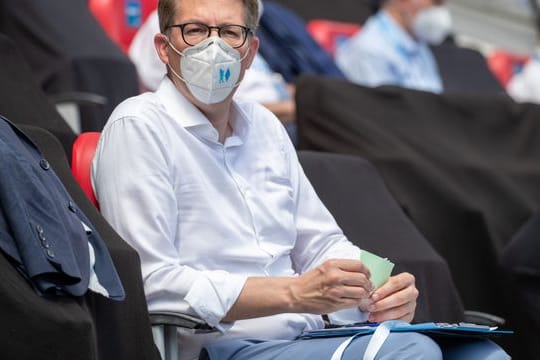 Markus Blume, CSU-Generalsekretär, verfolgt die Bundestagslistenaufstellung von der Tribüne im Frankenstadion in Nürnberg.