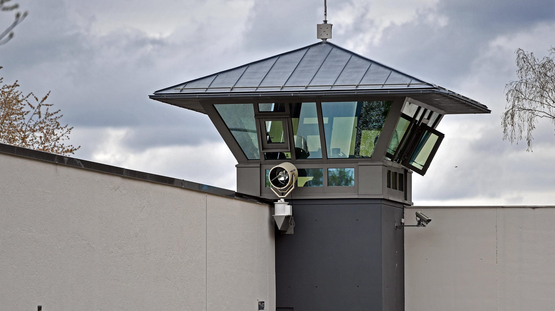 Wachturm einer Justizvollzugsanstalt: Bundesweit soll es derzeit rund 50 Inhaftierte Syrer geben, für die eine Haftentlassung infrage käme. (Symbolfoto)