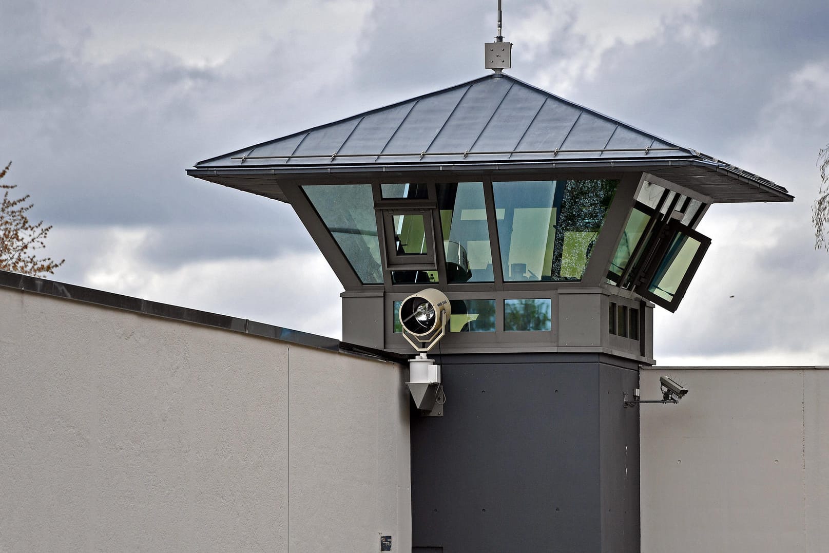 Wachturm einer Justizvollzugsanstalt: Bundesweit soll es derzeit rund 50 Inhaftierte Syrer geben, für die eine Haftentlassung infrage käme. (Symbolfoto)