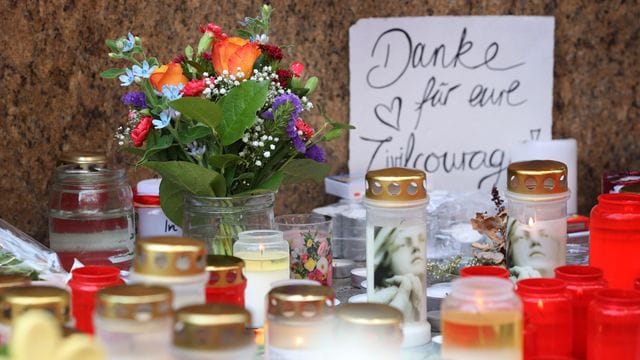 "Danke für eure Zivilcourage" ist auf einem Schild vor einem geschlossenen und abgesperrten Kaufhaus in der Würzburger Innenstadt zu lesen. "Danke für eure Zivilcourage" ist auf einem Schild vor einem geschlossenen und abgesperrten Kaufhaus in der Würzburger Innenstadt zu lesen.