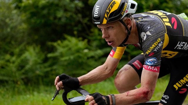 Tony Martin fährt mit Verletzungen am Arm und am Bein nach einem Sturz bei der 1.