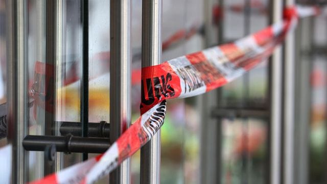 Mit Polizeiband abgesperrt ist ein Kaufhaus, in dem ein Mann Menschen mit einem Messer attackiert hatte. Mit Polizeiband abgesperrt ist ein Kaufhaus, in dem ein Mann Menschen mit einem Messer attackiert hatte.