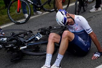 Chris Froome sitzt nach dem Sturz auf der Straße.