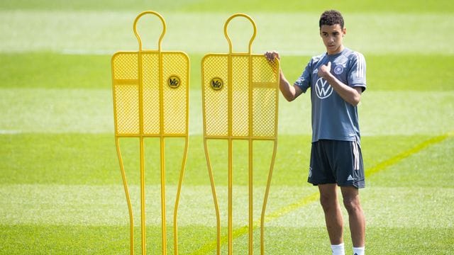 Vom Frischling im DFB-Team wird in Zukunft viel erwartet: Jamal Musiala beim Aufwärmen.