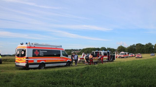 Rettungswagen nahe der Einsatzstelle am Ufer des Flusses Regen.