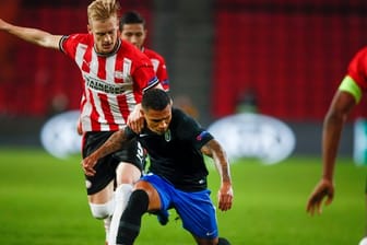 Timo Baumgartl (l) von PSV Eindhoven während einer Europa-League-Partie gegen Granada.