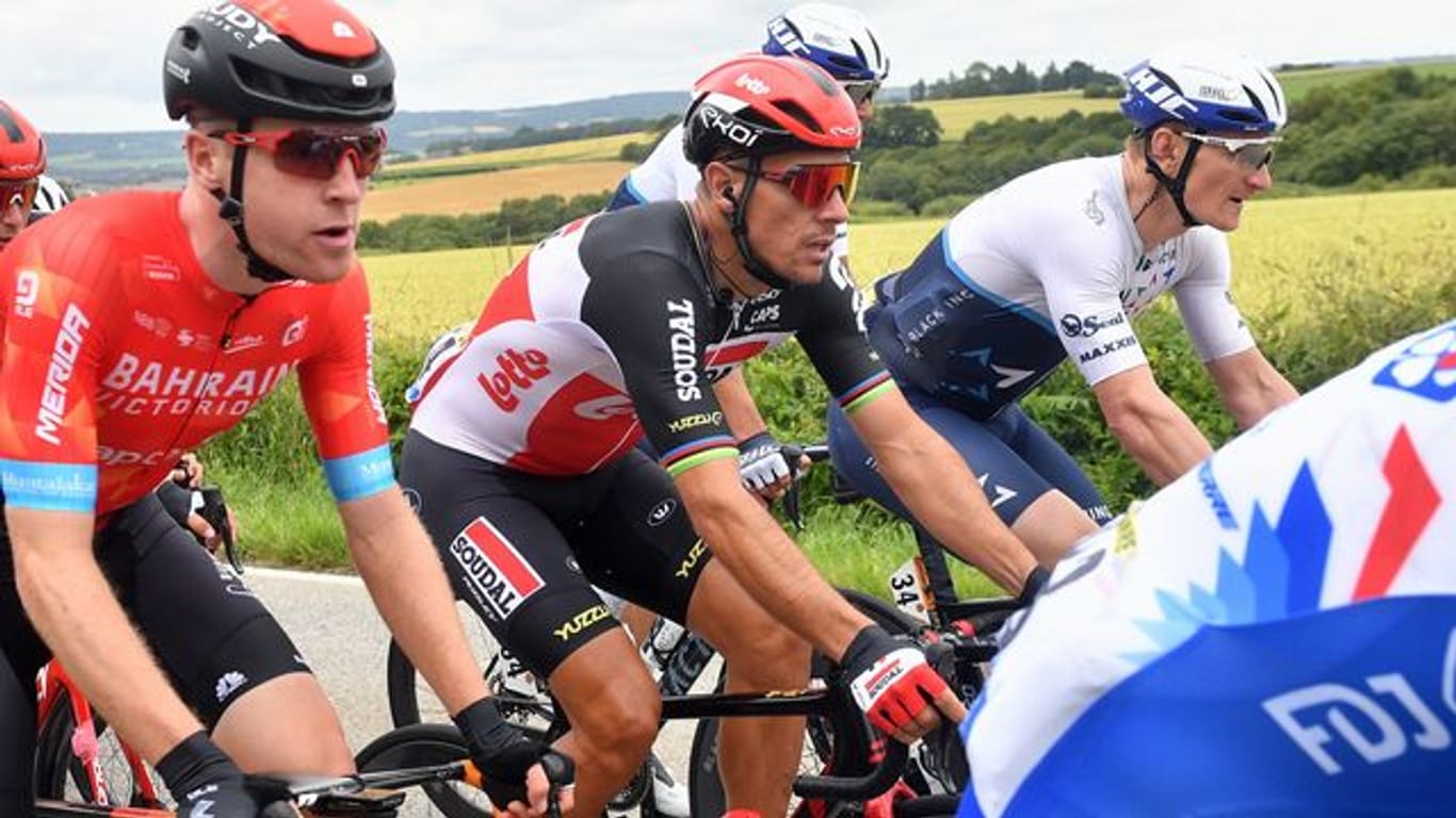 André Greipel (r) war auf der ersten Etappe in beide Stürze verwickelt.