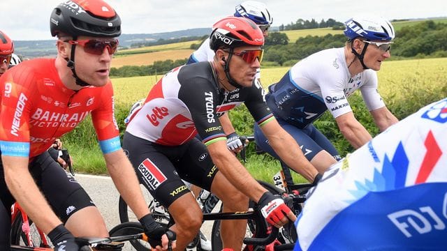 André Greipel (r) war auf der ersten Etappe in beide Stürze verwickelt.