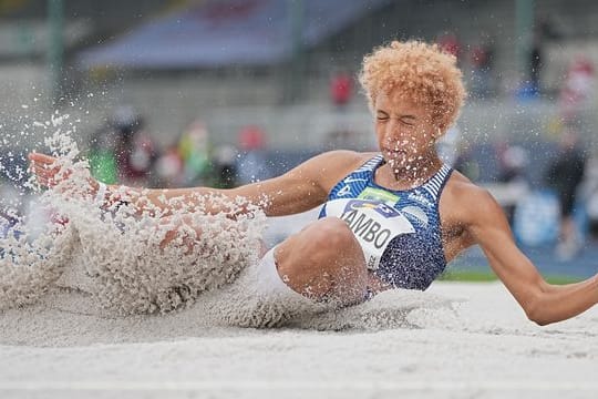 Malaika Mihambo sprang in Leverkusen persönliche Saisonbestweite.