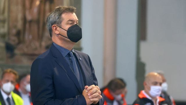 In stillem Gebet: Markus Söder nimmt an dem Gedenkgottesdienst im Kiliansdom teil. In stillem Gebet: Markus Söder nimmt an dem Gedenkgottesdienst im Kiliansdom teil.