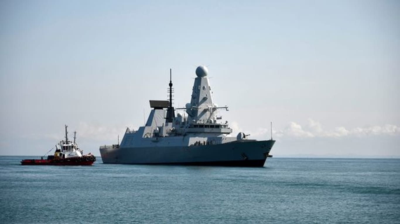 Der britische Zerstörer HMS Defender läuft in einen Hafen ein.