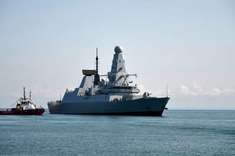 Der britische Zerstörer HMS Defender läuft in einen Hafen ein.