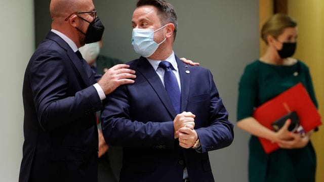 Der Präsident des Europäischen Rates Charles Michel (l) begrüßt den luxemburgischen Premierminister Xavier Bettel während eines EU-Gipfels. Der Präsident des Europäischen Rates Charles Michel (l) begrüßt den luxemburgischen Premierminister Xavier Bettel während eines EU-Gipfels.