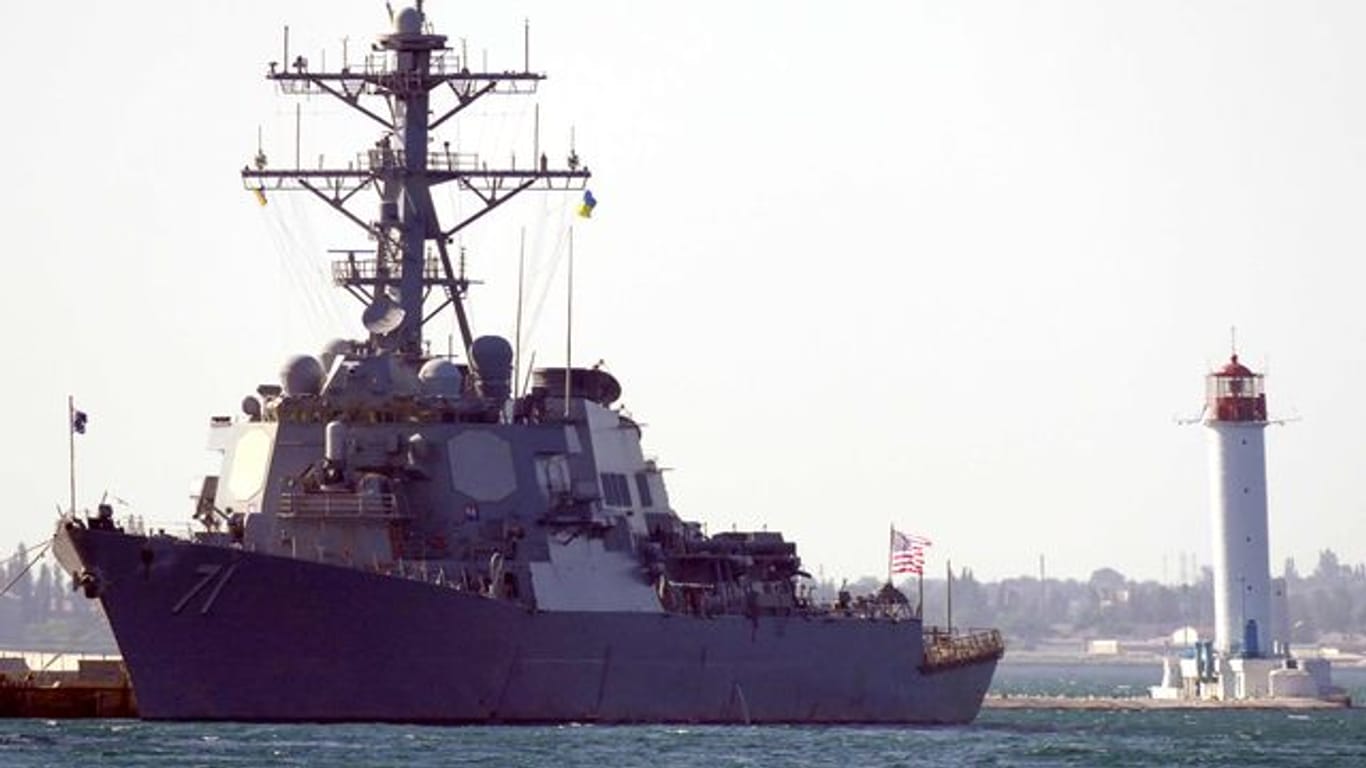 Der Zerstörer USS Ross der US Navy kommt im Hafen von Odessa an.