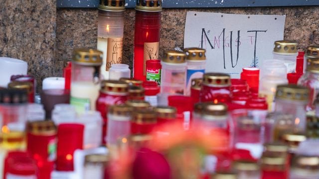 Trauerkerzen vor dem Kaufhaus in Würzburg, in dem ein Mann Menschen mit einem Messer attackiert hatte.